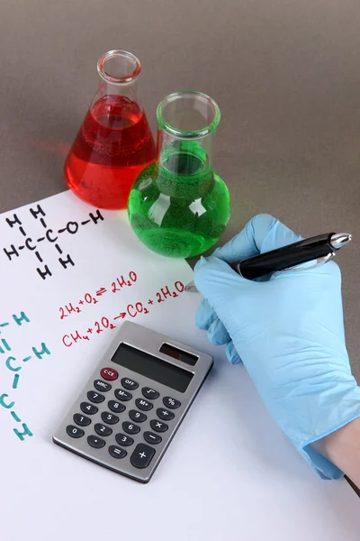 Mão cientista escrever fórmulas — Fotografia de Stock