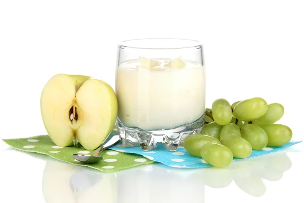 Delizioso yogurt in vetro con frutta isolata su bianco — Foto Stock