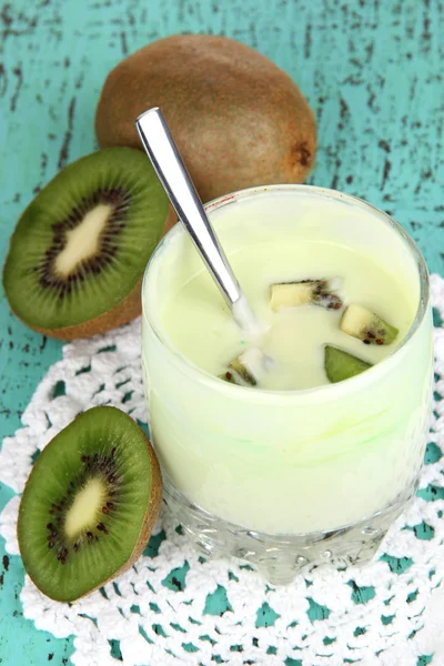 Köstlicher Joghurt im Glas mit Kiwi auf Holztisch Nahaufnahme — Stockfoto