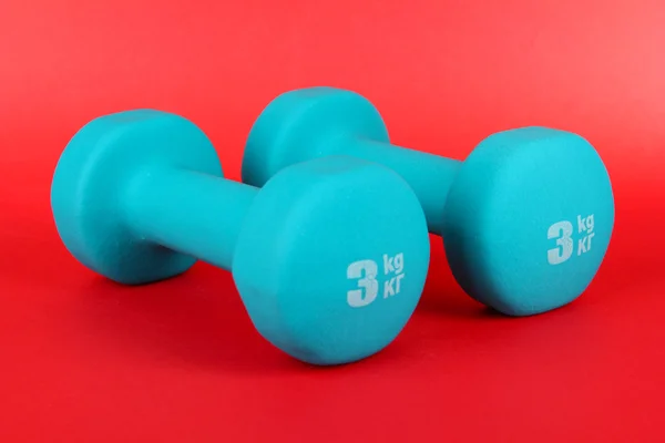 Dumbell kırmızı zemin üzerine — Stok fotoğraf