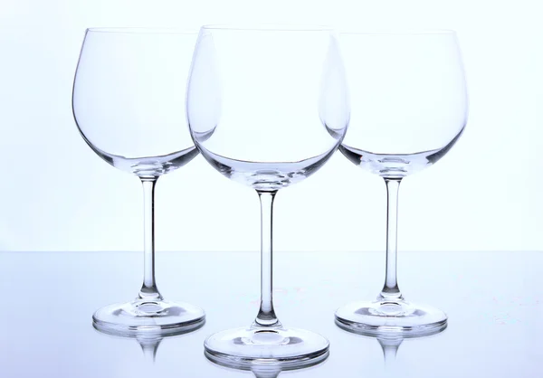 Verres à vin vides disposés et isolés sur du blanc — Photo