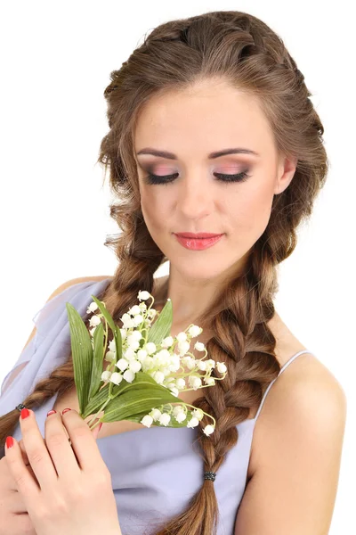 Jeune femme avec une belle coiffure et des fleurs, isolé sur blanc — Photo