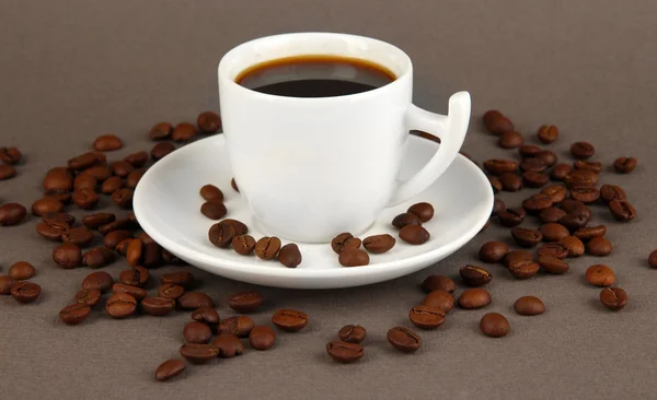 Filiżanki mocnej kawy na szarym tle — Zdjęcie stockowe