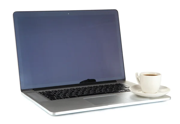 Laptop branco com xícara de café isolado no branco — Fotografia de Stock