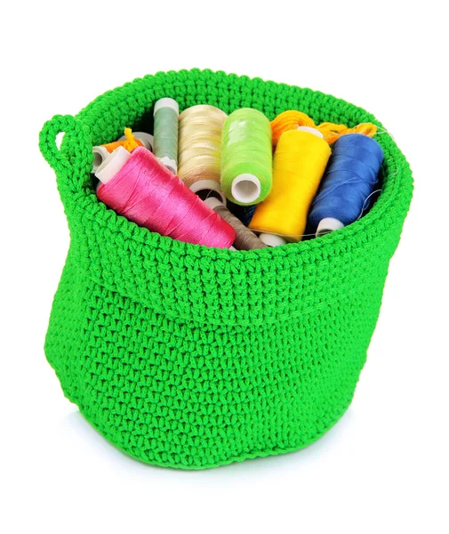 Красочная пряжа для вязания в зеленой корзине, изолированная на белом — стоковое фото