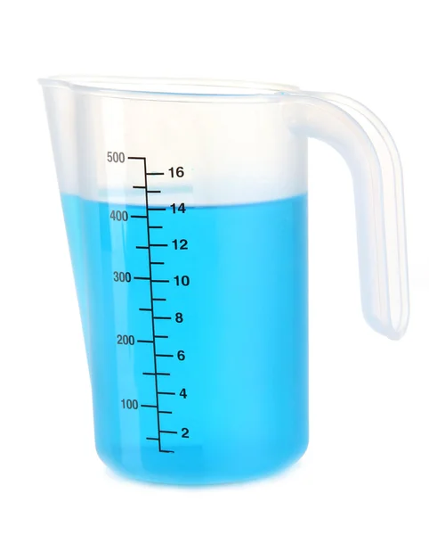 Измерительная чашка с голубой жидкостью, изолированной на белом — стоковое фото