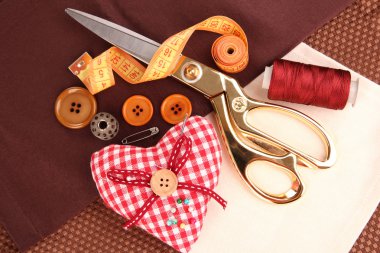 dikiş aksesuarları ve kumaş yakın çekim