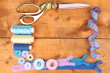 dikiş aksesuarları ve kumaş üzerine ahşap masa yakın çekim