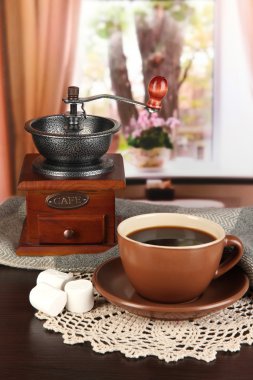 eşarp ve Kahve değirmeni odasındaki masada kahve