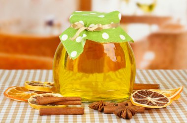 kavanoz bal ve parlak zemin üzerine kurutulmuş limon dilimleri