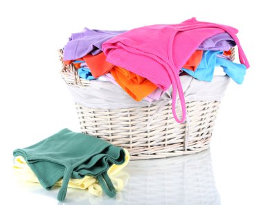 ahşap sepet beyaz izole giysilerle