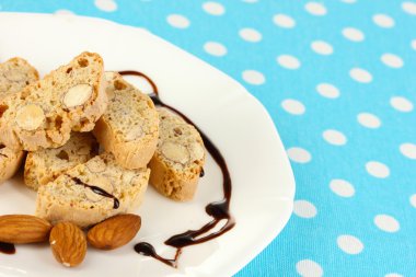 aromatik kurabiye cantuccini plaka üzerinde mavi masa örtüsü yakın çekim