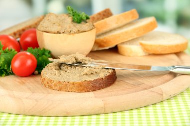 taze ezme, domates ve parlak zemin üzerine ekmek bileşimi