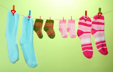 renkli çorap clothesline, renkli arka plan üzerinde asılı