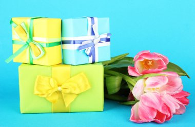 Pembe Laleler ve renkli arka plan üzerinde hediye kutuları