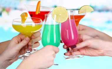 kokteyller havuz zemin üzerine ellerinde