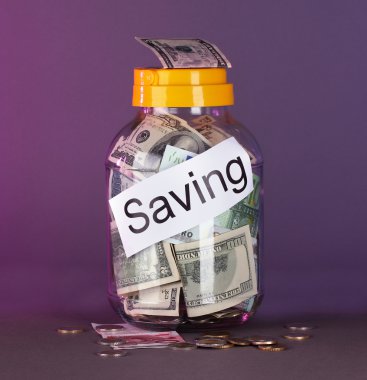 gri bir arka plan üzerinde bankada para