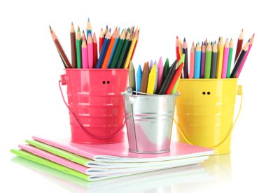 copybooks üzerinde beyaz izole ile renkli kalemler