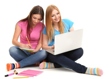 iki kız arkadaş grubu ile üzerine beyaz izole laptop