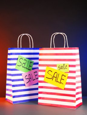 koyu arka plan üzerinde çizgili Çantalar