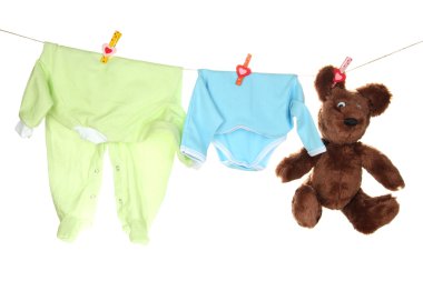 Bebek giysileri üzerinde beyaz izole clothesline üzerinde asılı