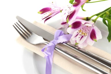 çiçekli beyaz izole şenlikli yemek masası ayarı