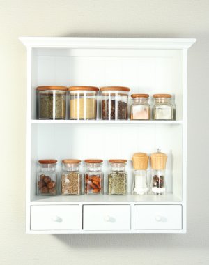 güzel beyaz cam şişe içinde baharatlar ile raflar