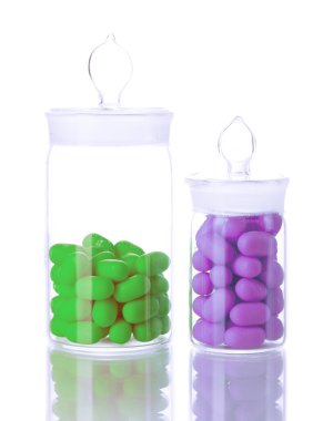 üzerinde beyaz izole pills şeffaf şişe