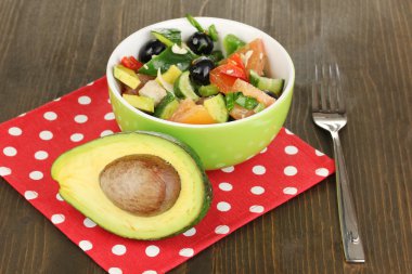 ahşap masa yakın çekim üzerinde kase lezzetli Avokado salatası