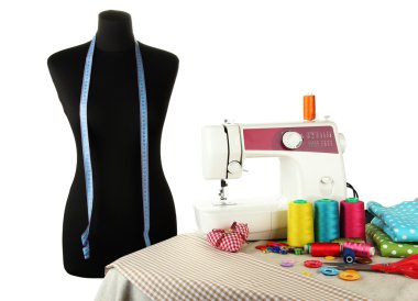 dikiş makinesi, kukla ve üzerinde beyaz izole diğer dikiş ekipman