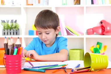 sevimli küçük çocuk albümü içinde çizim