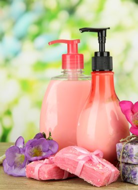 sıvı ve el yapımı Sabun yeşil zemin üzerine ahşap tablo