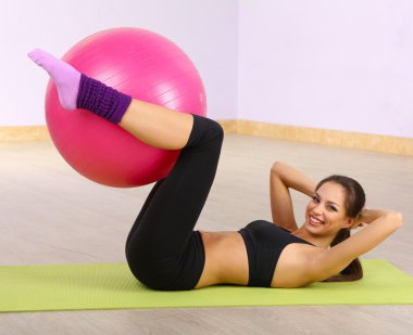 gymnasium spor top olan kadın