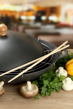 Wok tava ve sebze mutfak ahşap masa üzerinde siyah, yakın çekim