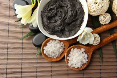 Bambu zemin üzerine spa uygulamaları için kozmetik kil ile kompozisyon