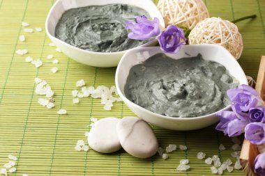 Bambu zemin üzerine spa uygulamaları için kozmetik kil ile kompozisyon