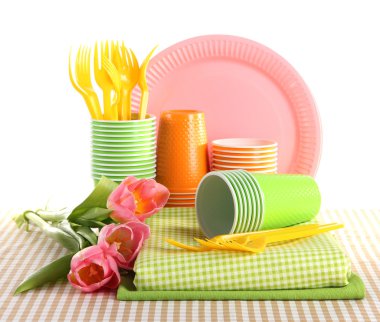 çok renkli plastik sofra üzerinde beyaz izole