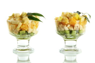 bir dondurma yemek üzerine beyaz izole meyve salatası