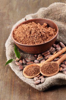 toz kakao ve kakao çekirdekleri ahşap zemin üzerinde