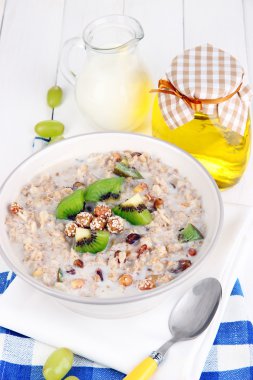 ahşap masa yakın çekim üzerinde meyve bir kase içinde yararlı yulaf ezmesi