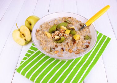 ahşap masa yakın çekim üzerinde meyve bir kase içinde yararlı yulaf ezmesi