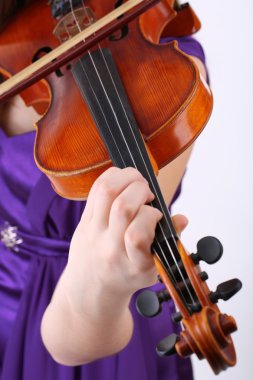 güzel genç kız ile keman, yakın çekim