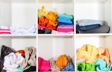 giyim raflarda dağınık