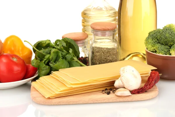 Ingredientes vegetarianos lasanha isolados em branco — Fotografia de Stock