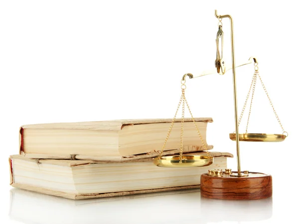 Rettferdighetens vekt i gull og bøker isolert på hvitt – stockfoto