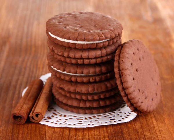 Biscuits au chocolat avec couche crémeuse sur table en bois close-up — Photo