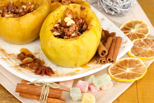 Manzanas al horno en el plato de cerca —  Fotos de Stock