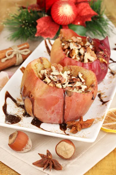 Manzanas al horno en el plato de cerca —  Fotos de Stock