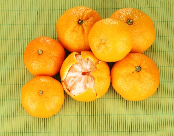 Smakelijke mandarijnen op bamboe mat achtergrond — Stockfoto