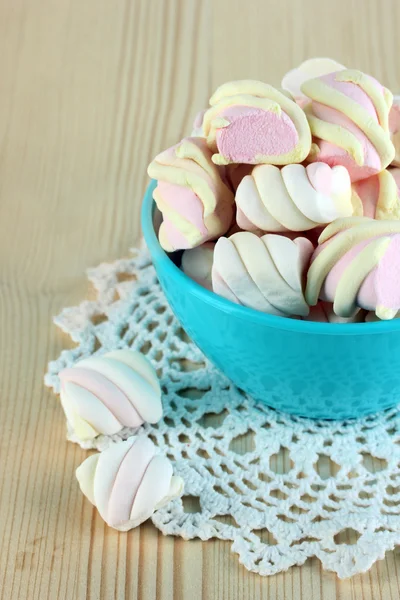 Mild marshmallow i skål på träbord närbild — Stockfoto